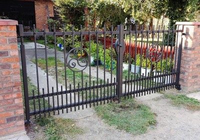 Kovový plot a brána